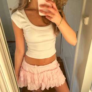 Rosa volangkjol  - Supersöt ljusrosa kortkjol med flera lager volanger och resår i midjan. Kjolen är i ett tunt, flowy material. Jag har vikt ner kjolen men går såklart att bära den hur man vill❣️