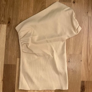 one shoulder top  - säljer den här jätte snygga beige off shoulder toppen från zara som jag ej tror finns kvar, aldrig använd och har prislappen kvar😊
