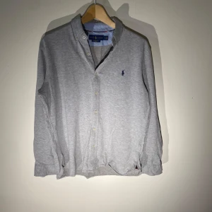 Ralph Lauren skjorta  - Hej! Säljer nu min skjorta från märket Ralphlauren , storlek M bra skick, givetvis äkta. Tveka inte på att höra av dig om du har frågor eller funderingar kring skjortan!