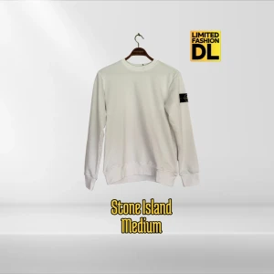 Vit sweatshirt från Stone Island  - Säljer en clean vit sweatshirt från Stone Island i storlek medium. Tröjan har rund hals, långa ärmar och den ikoniska loggan på vänster ärm. Tillverkad i mjuk bomull för skön känsla. ✨ Perfekt för både vardags och en clean streetwear-look!  📏 Storlek: medium 💎 Skick: Mycket gott skick – inga fläckar eller skador 🎨 Färg: vit 🧵 Material: 100% Bomull  📦 Skickas spårbart eller möts upp
