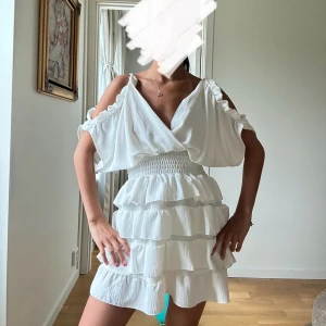 Vit volangklänning med offshoulder - Unik volang klänning med fina detaljer! 🤍