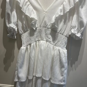 Vit volangklänning från Gina Tricot - Vit volang klänning från Gina Tricot i storlek M. Använt en gång. Pris kan diskuteras💕, den är köpt för 399kr. Skriv privat för flera bilder på klänningen 💘 skriv gärna till mig innan du köper
