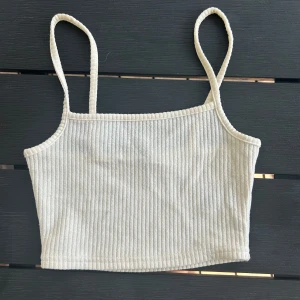Ribbat vitt linne - Superfint croppat vit linne från H&M🤍 somrigt och fint, använt max två gånger