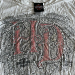 Harley Davidson tee - Snygg med rhinestones