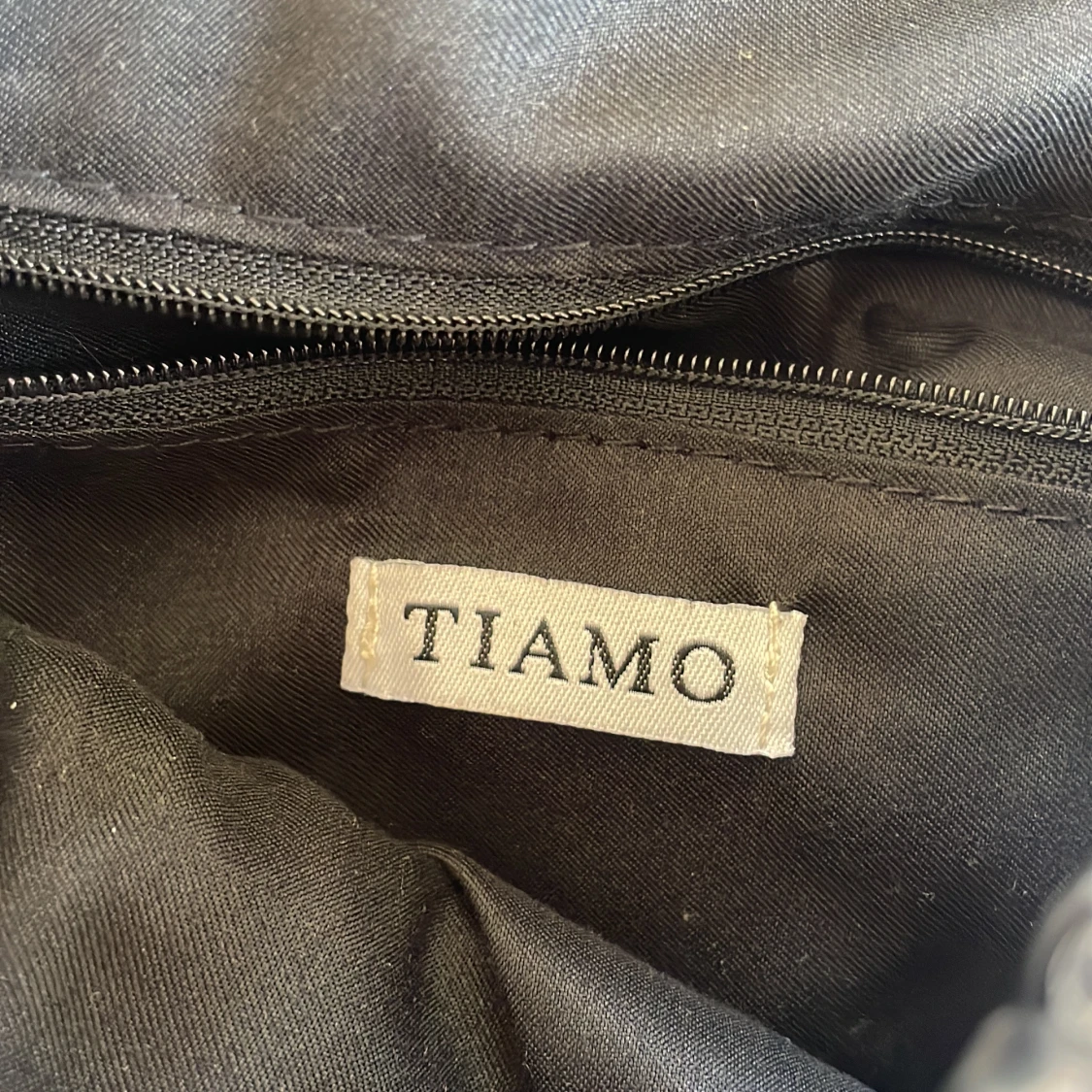 Svart tiamo axelväska med kedjedetaljer  - 1