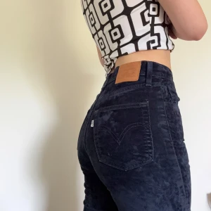 Levi’s bootcut jeans sammet  - Levi’s jeans i sammet, modell Ribcage Boot. Waist 25. Mycket bra skick och så snygga!