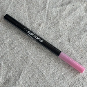 Microblading Brow Pen från Makeup Mekka - Microblading Brow Pen har en gaffelformad applikator som gör att du själv kan skapa en ögonbrynslook som liknar microblading. Applikatorn gör det enkelt att dra tunna drag som liknar ögonbrynshår.  Oanvänd, skyddsplast kvar.