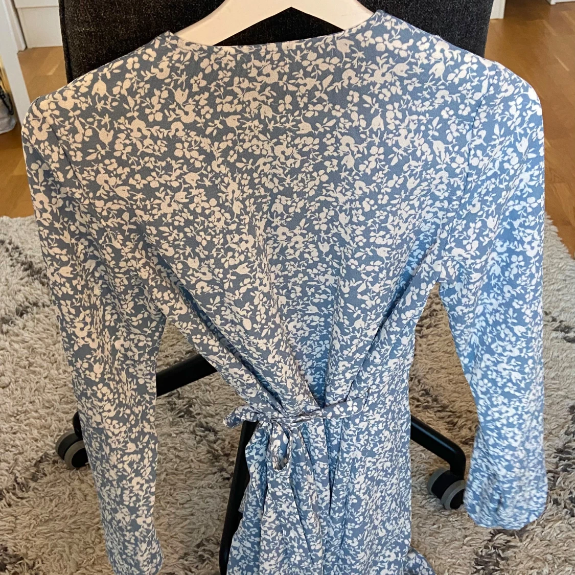 Blåvit blommig omlottklänning Only - 1