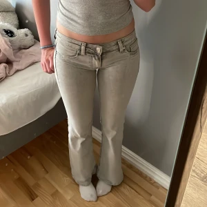 Ljusgrå bootcut jeans - Säljer ett par ljusgrå jeans med bootcut passform och låg midja. Jag köpte jeansen på Vinted så har ingen aning varför hon har sytt dom mellan låren (de ser ni på bild 4) men de är inget som man ser när man har på sig jeansen!💓💓 