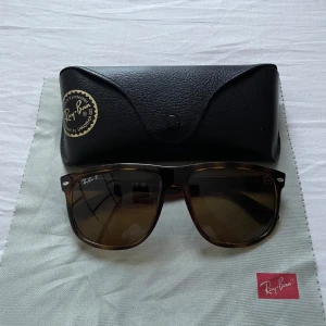 Rayban boyfriend  - Ett par brunrandiga raybans. För att det står ett P på glasögonen betyder att glasset är i bättre skick och mer fin slipat, därför högre pris. Kontakta om intresserad & diskutera priset på solglasögonen