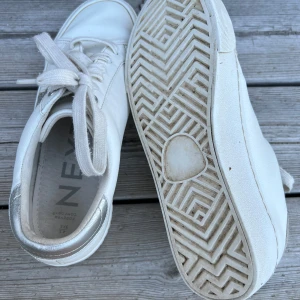 Vita sneakers med glittrig stjärna - Snygga vita sneakers med en glittrig stjärna på sidan av skorna och silvrigt vid hälen. Passar perfekt nu i sommar och de är i bra använt skick💗 Pris kan diskuteras vid snabbt köp! 