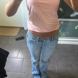 Lågmidjade jeans - Snygga Lågmidjade jeans från esprit i väldigt bra skick midjemått 38cm innerbenslängd 83cm