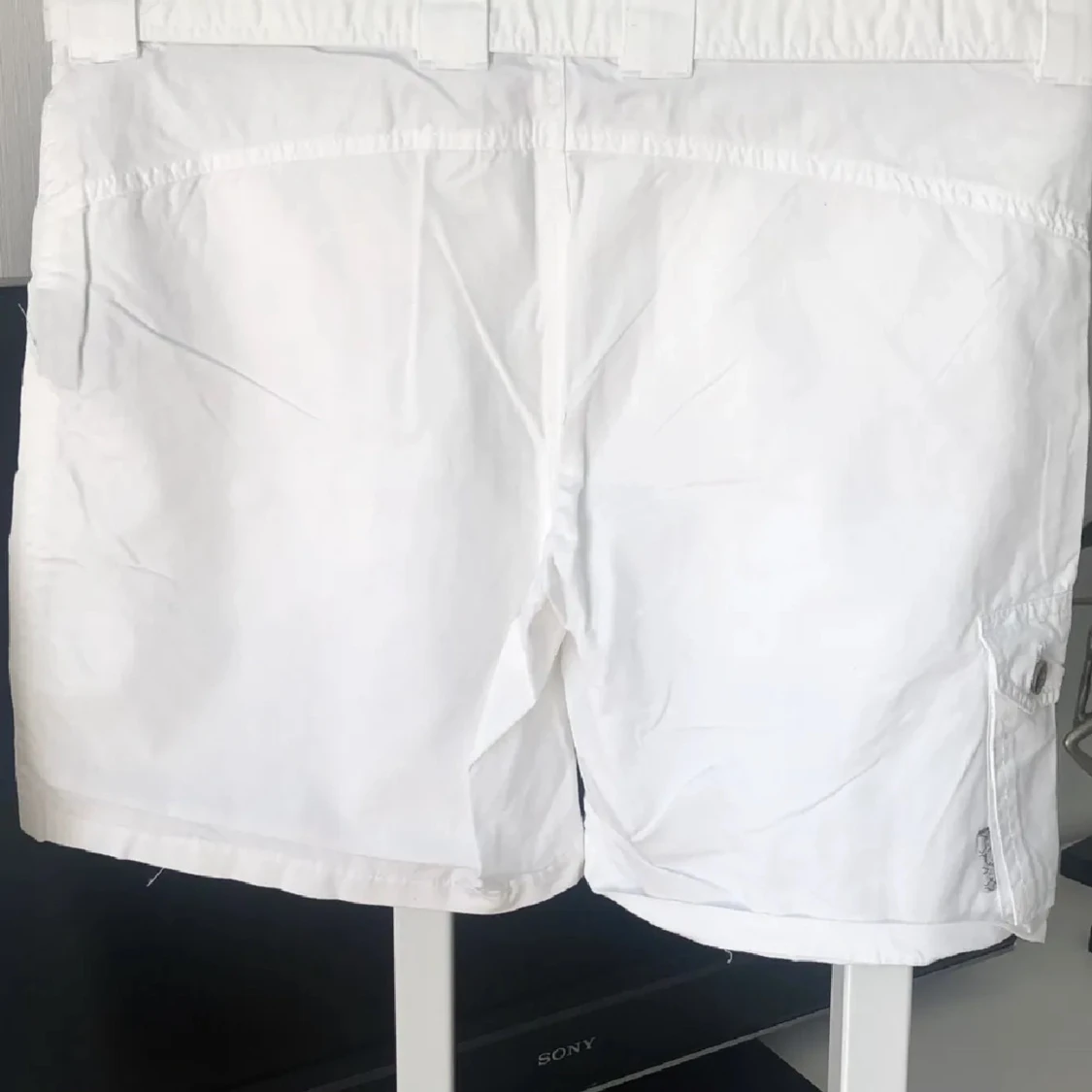 Vita cargo shorts med knappar - 1