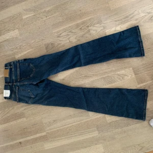 Low waist bootcut jeans  - Helt nya low waist bootcut jeans från Gina Tricot i storlek 32 💗Nypris: 500kr 💋 Hör av er med prisförslag 🌴