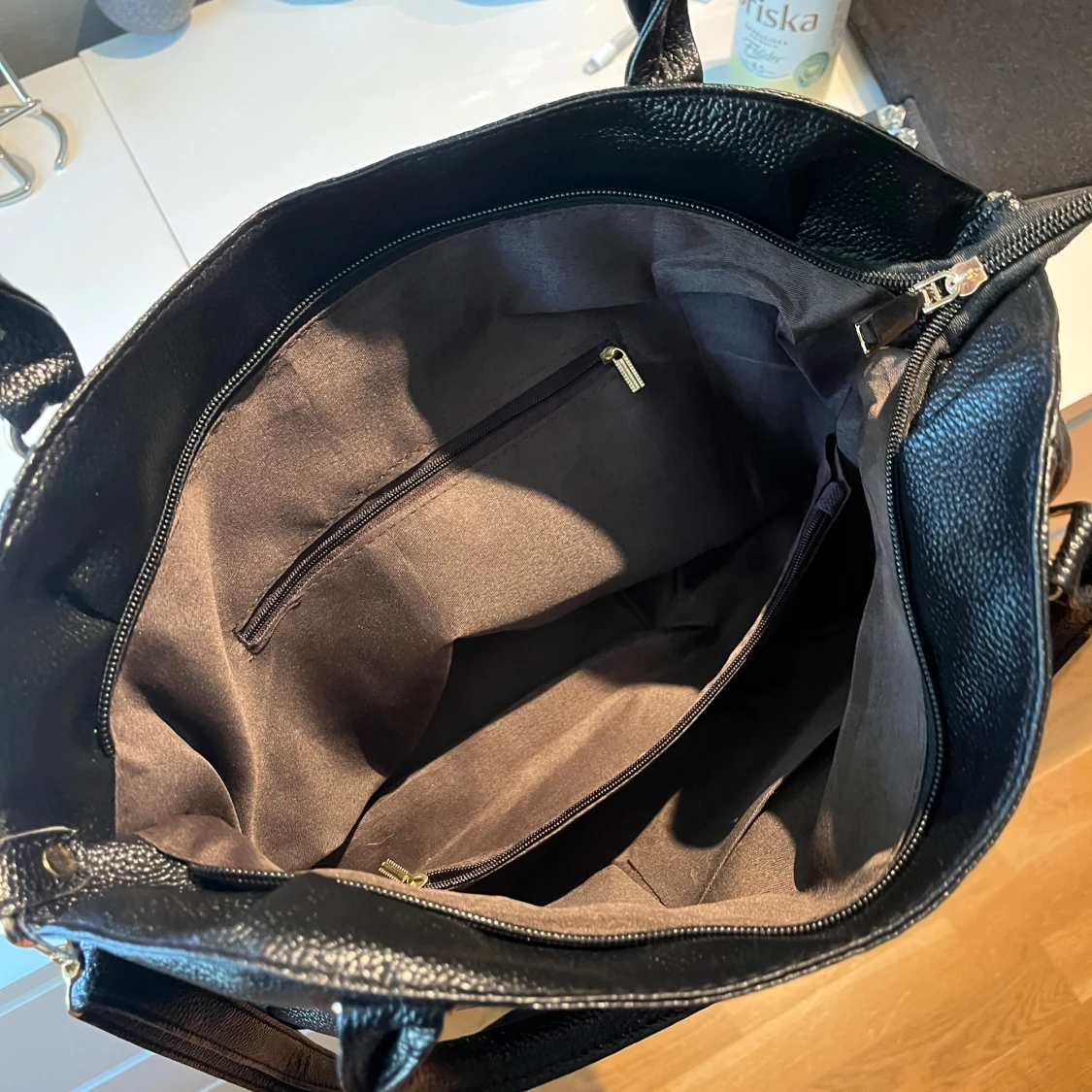 Svart axelväska i skinn med dragkedja - 1