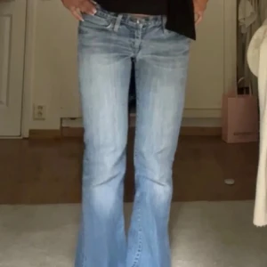 Levis bootcut jeans ljusblå - Ljusblå Levis jeans med bootcut passform och låg midja💗finns ett hål (visas på sista bilden) köpta här på plick  