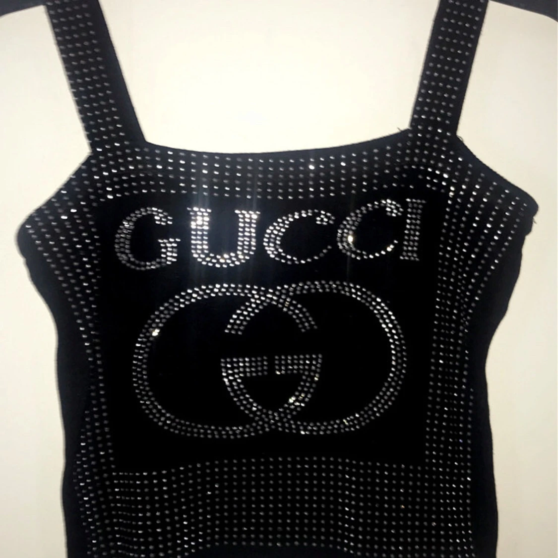 Svart glittrig topp med strass och logga