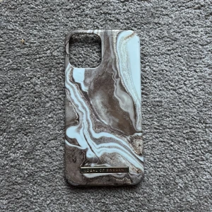 Mobilskal - Mobilskal från ideal of sweden till iPhone 11. Ett antal repor och andra skador på (som ni ser på bilden) annars är det inget fel på den. Säljer då jag inte har den telefonen längre. 