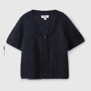 Mörkblå kofta från COS - SÖKER!! Den här jättesnygga kofta från COS❣️ skriv till mig om ni har en sån elelr liknande!!❣️i storlek XS - S❣️