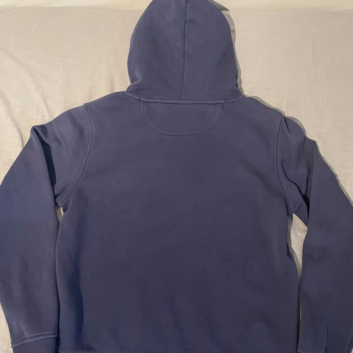 Mörkblå hoodie från GANT - 1