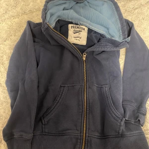 Kofta med mjukisbyxor  - Matchande kofta och mjukisbyxor, jätte sköna och man kan ha under vinter, när man tränar och överallt. Tillsammans kostar de 100 kr! Koftan och byxorna är i samma storlek. För barn