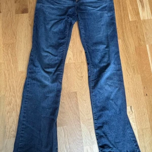 Blå bootcut jeans SIS by Sisters - Snygga blå jeans från SIS by Sisters med klassisk bootcut-modell. Jeansen har normal midja, fem fickor och coola kontrastsömmar på bakfickorna. Tillverkade i mjukt denimtyg som sitter skönt hela dagen.