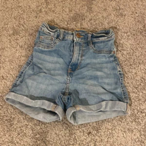 Ljus blåa shorts  - Ett par shorts från Gina använt några gånger men kommer inte till användning längre 