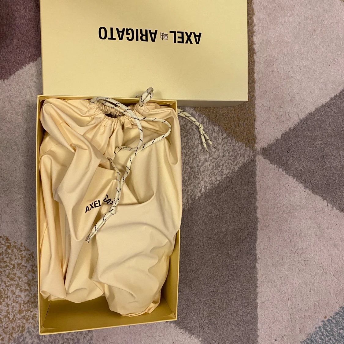 Axel Arigato sneakers i original förpackning  - 2