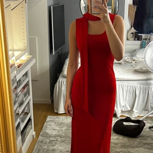 Röd långklänning med scarf - Slutsåld klänning från Gina Tricot, aldrig använd.