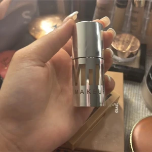 Milk Makeup Consealer  - Snygg Consealer  från Milk Makeup i en silvrig förpackning. Som ny Förpackningen i fint skick 🧾 Kvitto kan visas vid intresse 💬 Skicka gärna ett meddelande om du undrar något!