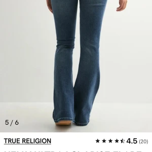 Blå bootcut jeans från True Religion - Snygga blå jeans från True Religion med klassisk bootcut-passform. Jeansen har en hög midja och är tillverkade i ett mjukt denimtyg som sitter skönt. Perfekta för dig som gillar en tidlös och avslappnad look.