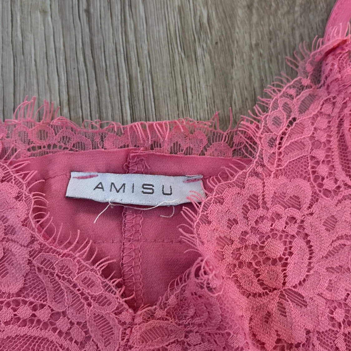 Rosa linnetopp med spets från Amisu - 1