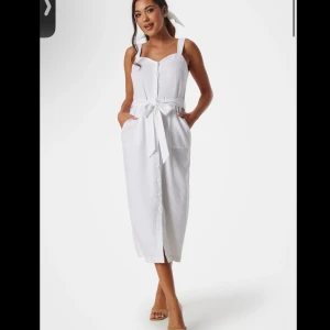 Helt ny klänning linne-look - Helt ny klänning, taggar kvar. Köpt på bubbleroom för 499kr. Strl 38