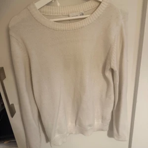 Vit stickad tröja från Vila XS - Klassisk vit stickad tröja från Vila i storlek XS. Tröjan har rund halsringning, ribbade muddar och lång ärm. Perfekt för lager-på-lager och enkel att matcha med jeans eller kjol. Stilren och tidlös design som funkar året runt.