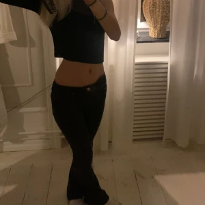 Svart/grå Jeans från Zara - Säljer ett par lågmidjade booutcut jeans i storlek 32 från Zara, använda men fortfarande i fint skick❤️