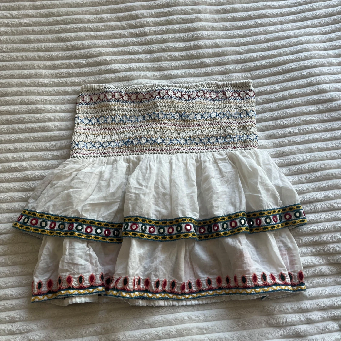 Broderad kortkjol från Zara XS - 1