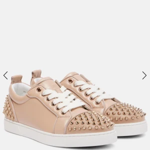 SÖKER - söker äkta louboutin skor i vilken färg som helst, antingen höga elr låga o med GULD nitar ❤️❤️❤️strl 38-39