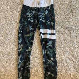 Camo tights från Stronger, S - Snygga träningstights från Stronger i camomönster med vita detaljer och hög midja❤️
