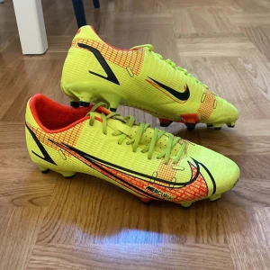 Nike Mercuial fotbollsskor  - Är inte används mycket. Köptes för ungefär 1 år sedan. Tar ej emot retur. Har ej boxen till skorna.