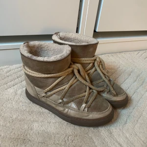 Inukii skor - Säljer dessa inukiis. Jättefina men dom är använda och ser lite smutsiga och använda ut. Snörena går att tvätta.