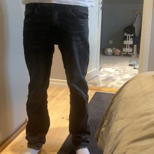 Svarta jeans straight fit - Svarta jeans från lindex. Barnstorlek, 158 cm.