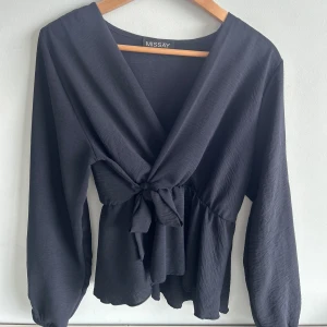 Blus från Missay💞 - Jätte fin mörkblå blus från missay som jag använt 1 gång, jätte bra skick. ONE SIZE💞