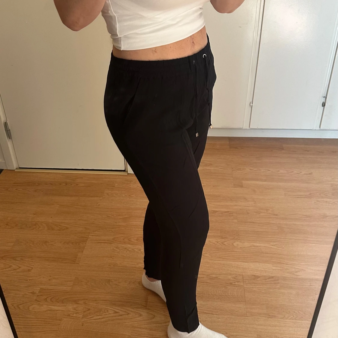 Svart pull-on byxa med snörning - 3