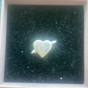 Hjärt ring i silver🩶 - En fin hjärt ring i silver med små taggar på💗den är i ett bra skick med bara små få repningar som knappt syns😘