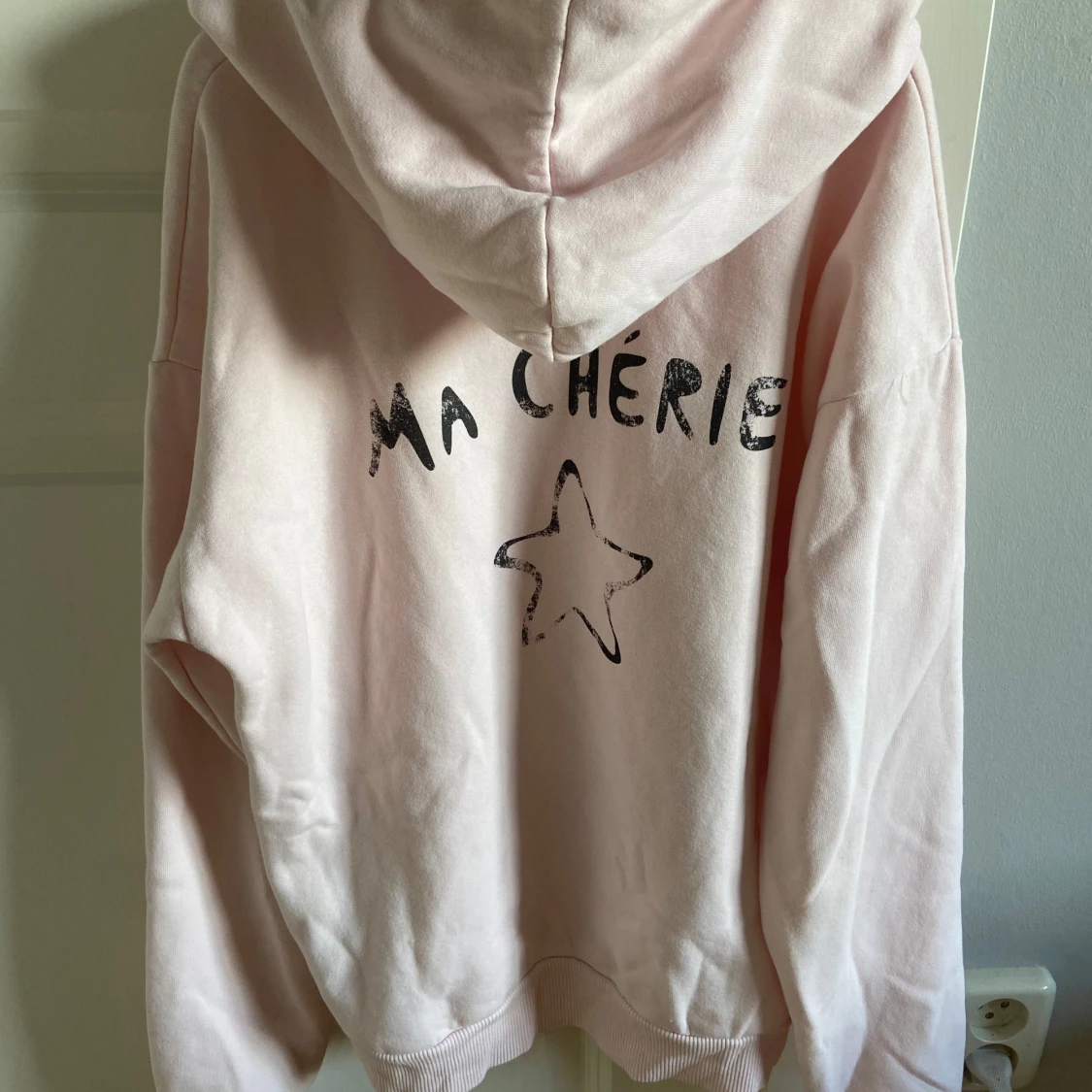 Ljusrosa hoodie med tryck Ma Chérie