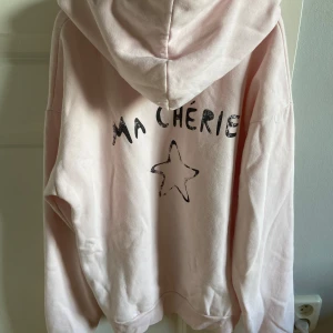 Ljusrosa hoodie med tryck Ma Chérie - Säljer den här ljusrosa hoodien som har ett gulligt tryck både fram och bak🎀