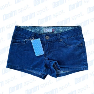 Jeansshorts - Storlek S, men se måttet över midjan 💙