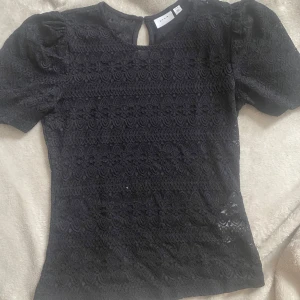 Svart topp - Svart topp från vila med puffärmar som inte kommer till användning längre. Den är använd få gånger💗