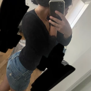 True religion kjol - Äkta true religion kjol,sitter skit fint, storlek 24. ,knappt använd💕 skriv privat innan du köper nu 👍🏼 den passar mig som har oftast 26,27. 