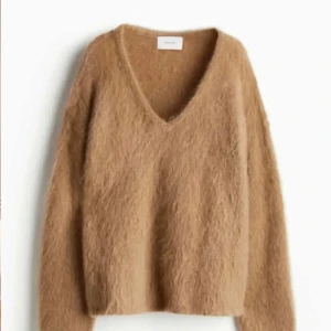 Beige fluffig stickad tröja H&M - Supermjuk och fluffig beige stickad tröja från H&M Edition. Tröjan har v-ringning, lång ärm❤️ Använd endast en gång💗